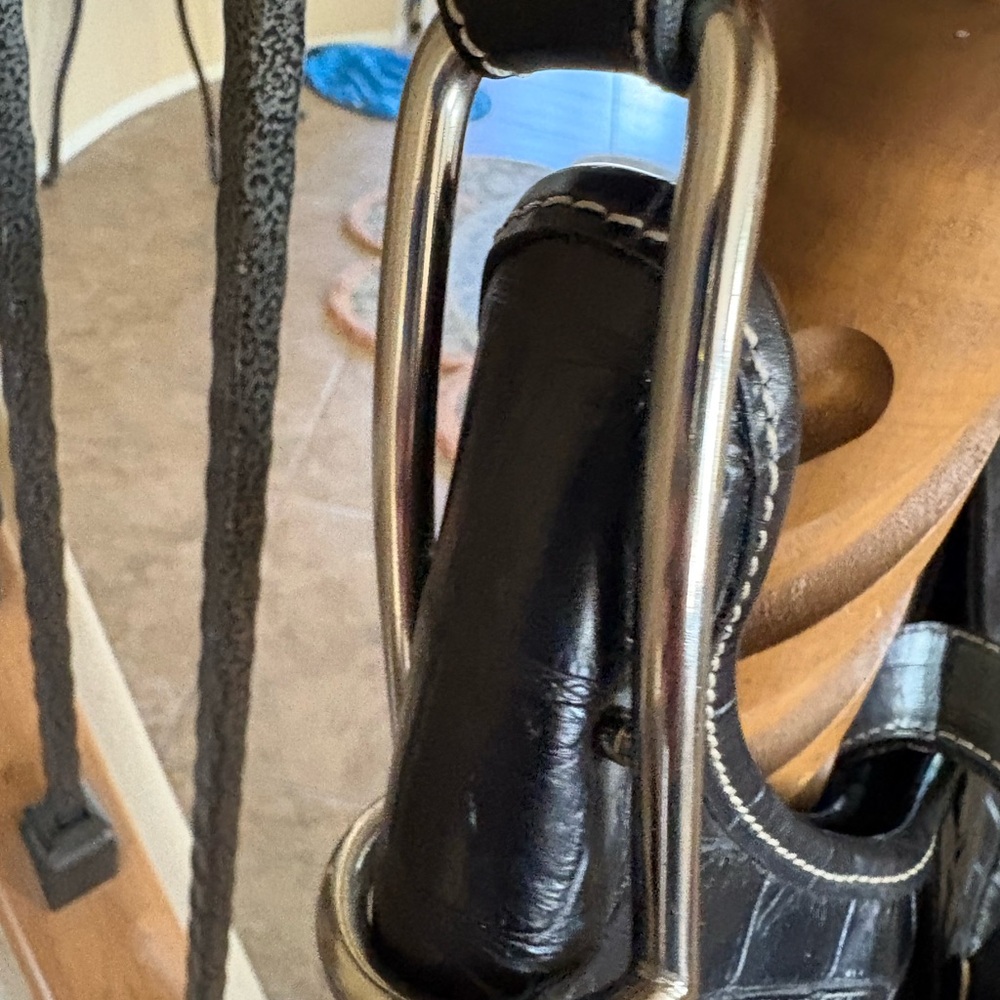 Elegant Black Dooney & Bourke Croc-Embossed Shoulder Bag - Picture 4 of 11